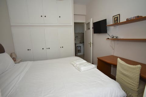 Bed, TV and multimedia, Photo of the whole room, Evening entertainment, Bedroom, wardrobe