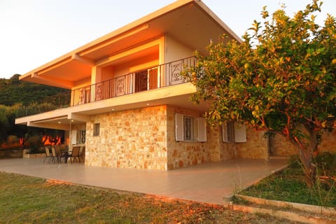 Property building, Facade/entrance, Floor plan, Garden view