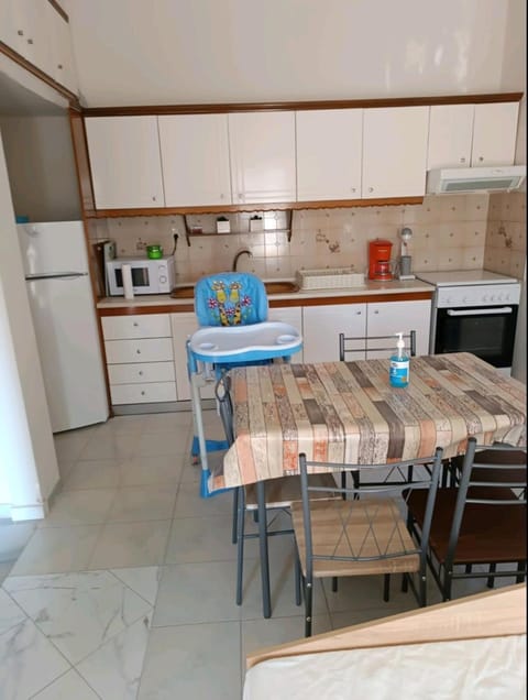 Kitchen or kitchenette, Seating area, Dining area