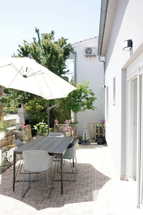 Patio, BBQ facilities