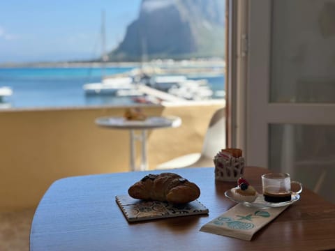 Day, Natural landscape, Coffee/tea facilities, Living room, Food and drinks, Seating area, Dining area, Food, Mountain view, Sea view