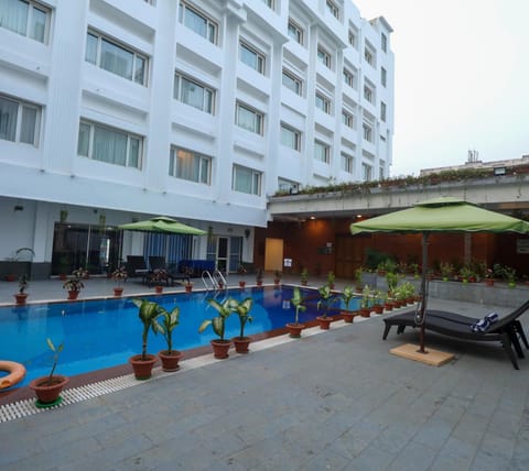 Property building, Swimming pool, sunbed