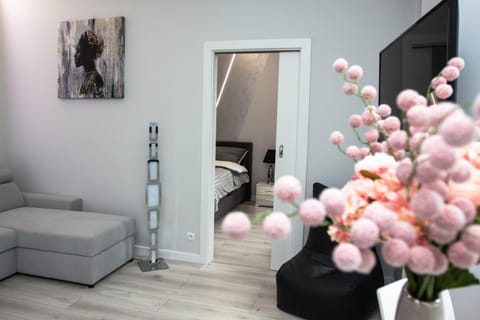Property building, Staff, Bed, Off site, Day, Night, People, Winter, Summer, Living room, Lounge or bar, Other, Decorative detail, Seating area, Autumn, On site, Street view, Time of day, Location, Sunrise, Sunset, Family