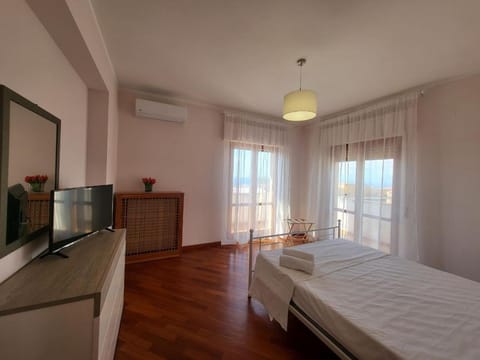 TV and multimedia, Photo of the whole room, Bedroom, air conditioner