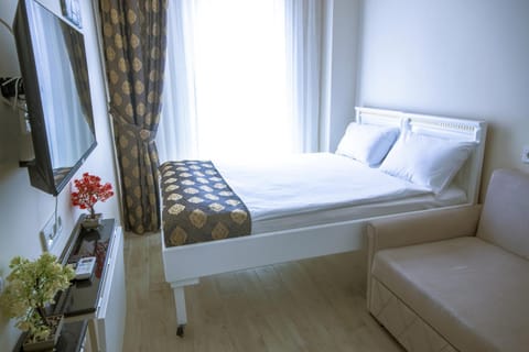Bed, TV and multimedia, Seating area, Bedroom