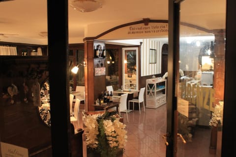 Restaurant/places to eat, Lounge or bar