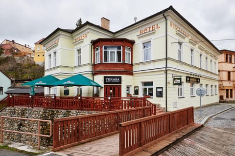 Property building, Facade/entrance, Day