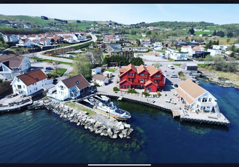 Property building, Day, Neighbourhood, Natural landscape, Bird's eye view, Street view, Location, Parking