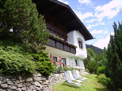 Facade/entrance, Balcony/Terrace