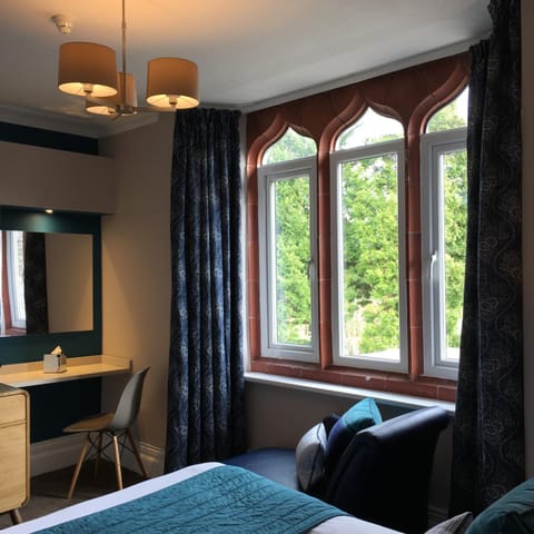 Photo of the whole room, Decorative detail, Garden view