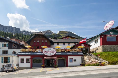 Property building, Restaurant/places to eat, Facade/entrance, Summer, Darts, Golfcourse, Karaoke, Minigolf, Hiking, Cycling, Autumn, On site, Mountain view, Sunrise