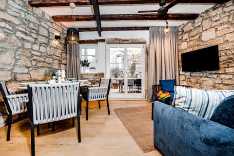 Spring, Day, TV and multimedia, Balcony/Terrace, Living room, Photo of the whole room, Seating area, Dining area, On site, Inner courtyard view