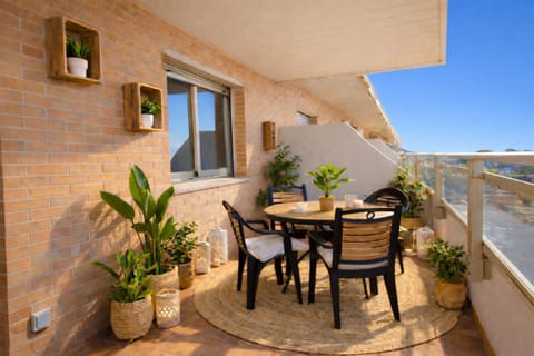Hill apartment with terrace, parking, pool & paddle court Apartment in Torremolinos