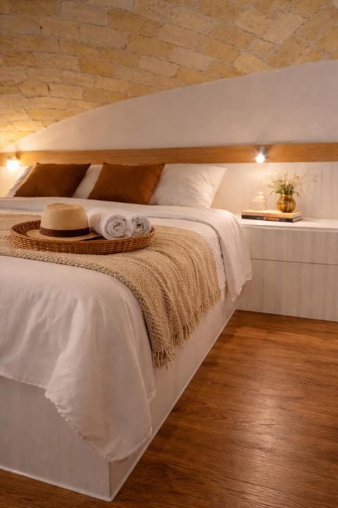 Bed, Bedroom, towels