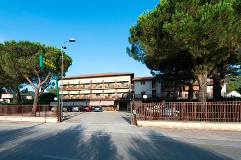 Property building, Facade/entrance, Property logo or sign, Balcony/Terrace