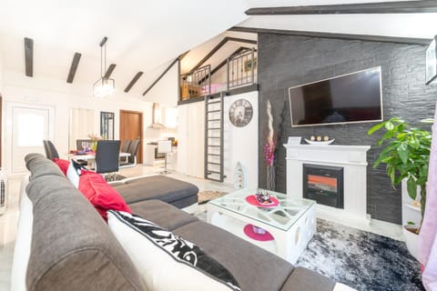 TV and multimedia, Living room, Seating area, Dining area