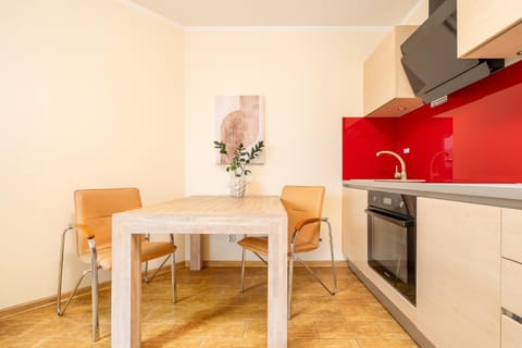 Kitchen or kitchenette, Dining area, stove