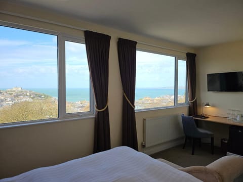Photo of the whole room, Sea view