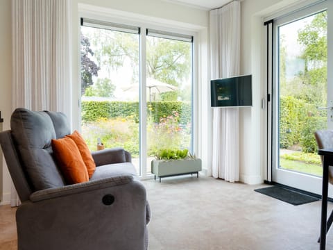 TV and multimedia, Living room, Seating area, Garden view