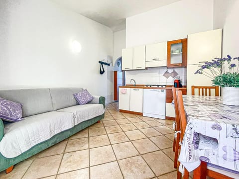 Kitchen or kitchenette, Seating area, stove