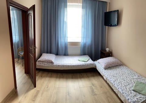 Bed, TV and multimedia, Photo of the whole room, Bedroom, towels