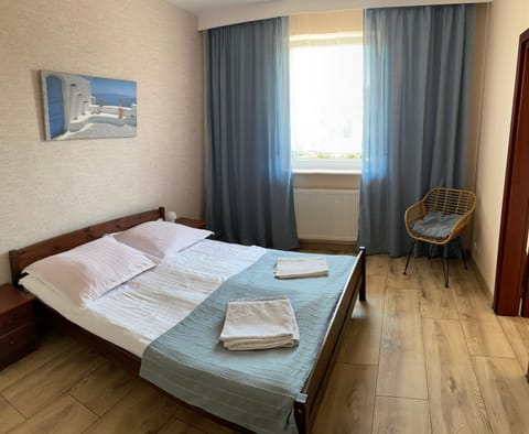 Bed, Bedroom, towels