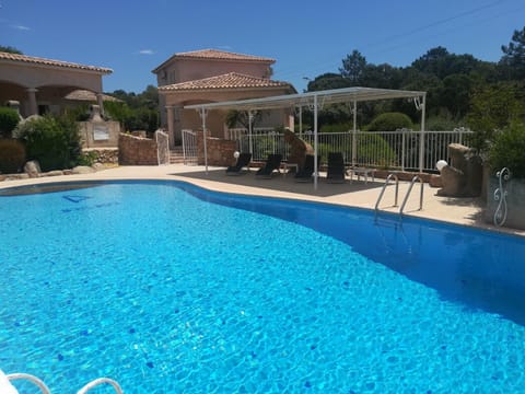 Property building, Day, Swimming pool