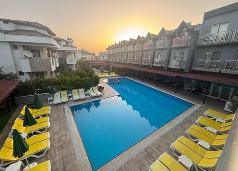 Property building, Pool view, Swimming pool, Sunrise, Sunset, sunbed