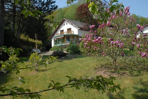 Property building, Spring, Day, Natural landscape, Garden, View (from property/room), Garden view, Quiet street view