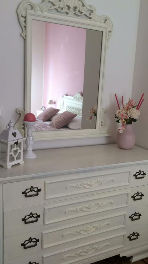 Photo of the whole room, Decorative detail
