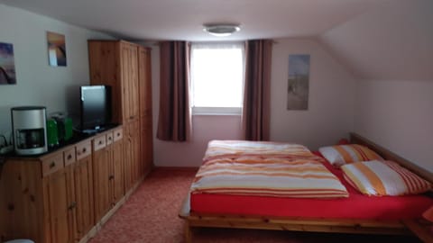 TV and multimedia, Photo of the whole room, Bedroom