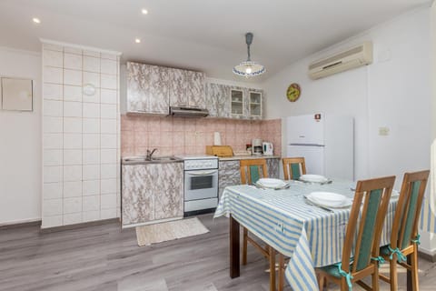 Dining area, Communal kitchen