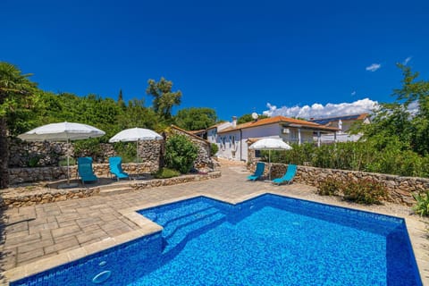 Swimming pool, sunbed