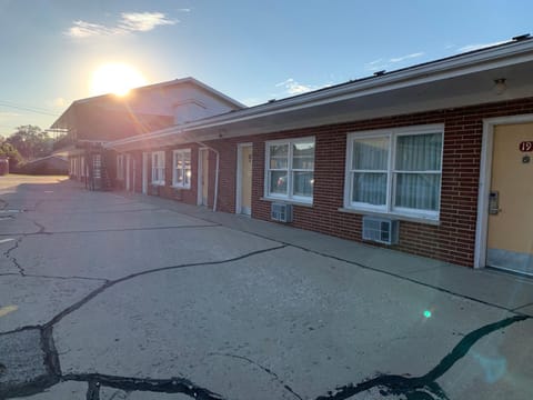 New Relax Inn Bridgeview Motel in Bedford Park