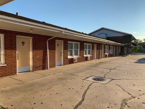 New Relax Inn Bridgeview Motel in Bedford Park