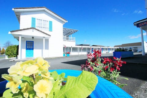 Facade/entrance, Neighbourhood, Garden, Street view, Supermarket/grocery shop
