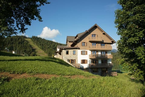 Property building, Day, Natural landscape, Balcony/Terrace, Garden view, Mountain view