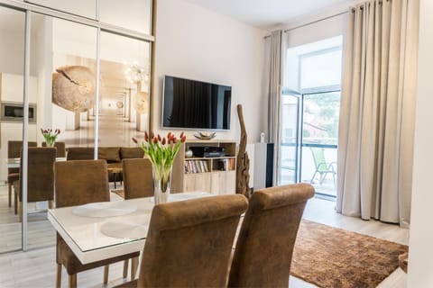 Communal lounge/ TV room, TV and multimedia, Kitchen or kitchenette, Living room, Dining area, Evening entertainment