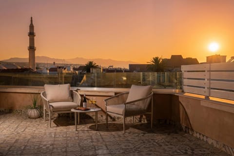 Patio, Natural landscape, View (from property/room), Balcony/Terrace, Seating area, City view, Mountain view, Location, Sunset