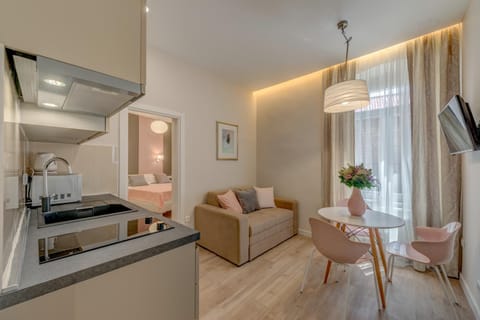 Kitchen or kitchenette, Living room, minibar, stove
