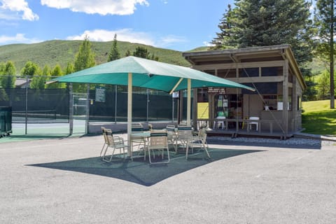 Elkhorn Escape House in Elkhorn Village