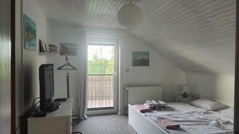Bed, TV and multimedia, Bedroom, towels