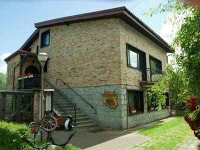 Property building, Neighbourhood, Garden, Garden view, Street view