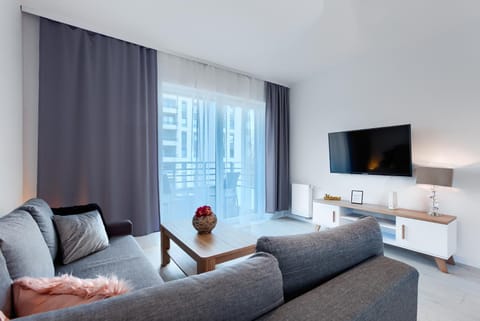 TV and multimedia, Living room, Seating area, Evening entertainment
