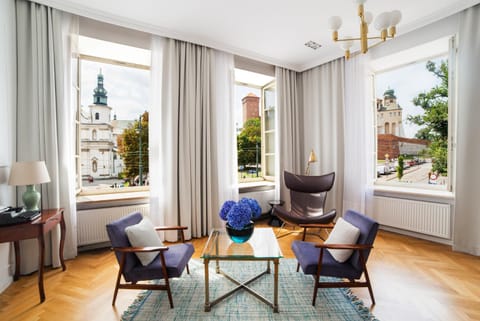 View (from property/room), Seating area, Bedroom, City view