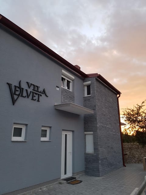 Property building, Facade/entrance, Property logo or sign, Other, Decorative detail, Logo/Certificate/Sign, Text overlay, Sunset