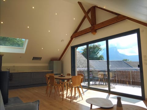 Balcony/Terrace, Dining area, Mountain view