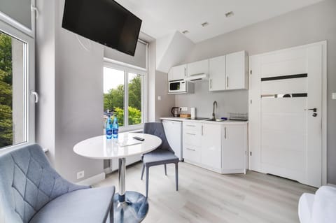 TV and multimedia, Coffee/tea facilities, Kitchen or kitchenette, Seating area, Dining area, stove