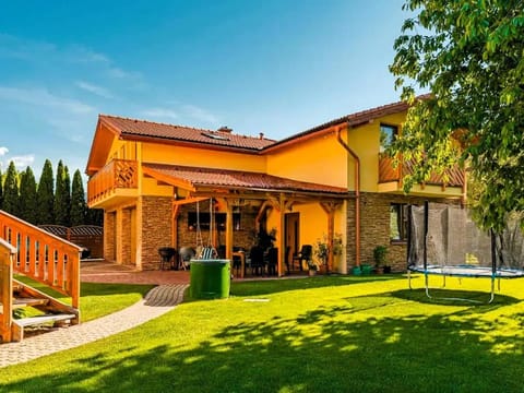 Property building, Garden, Balcony/Terrace