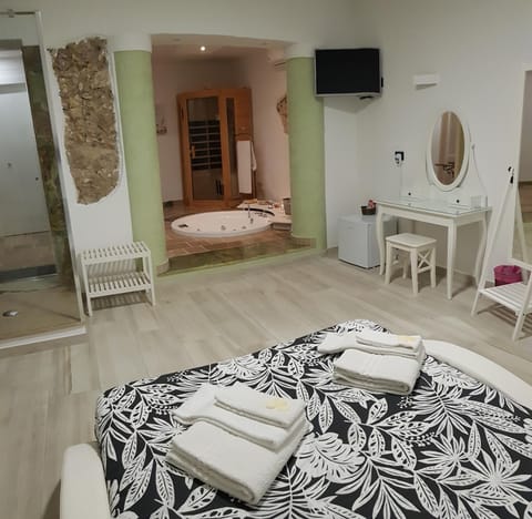 Shower, Patio, Bed, Hot Tub, Library, TV and multimedia, Living room, Spa and wellness centre/facilities, Other, Photo of the whole room, Seating area, Bedroom, Guests, Landmark view, Swimming pool, Swimming pool, Meals, Drinks, Certificate/Award, hair dryier, internet, locker, towels, air conditioner
